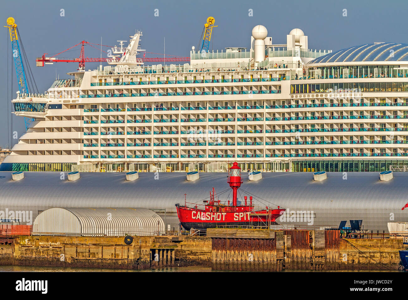 Calshot Spit Feuerschiff und Kreuzfahrtschiff, Southampton, Großbritannien Stockfoto