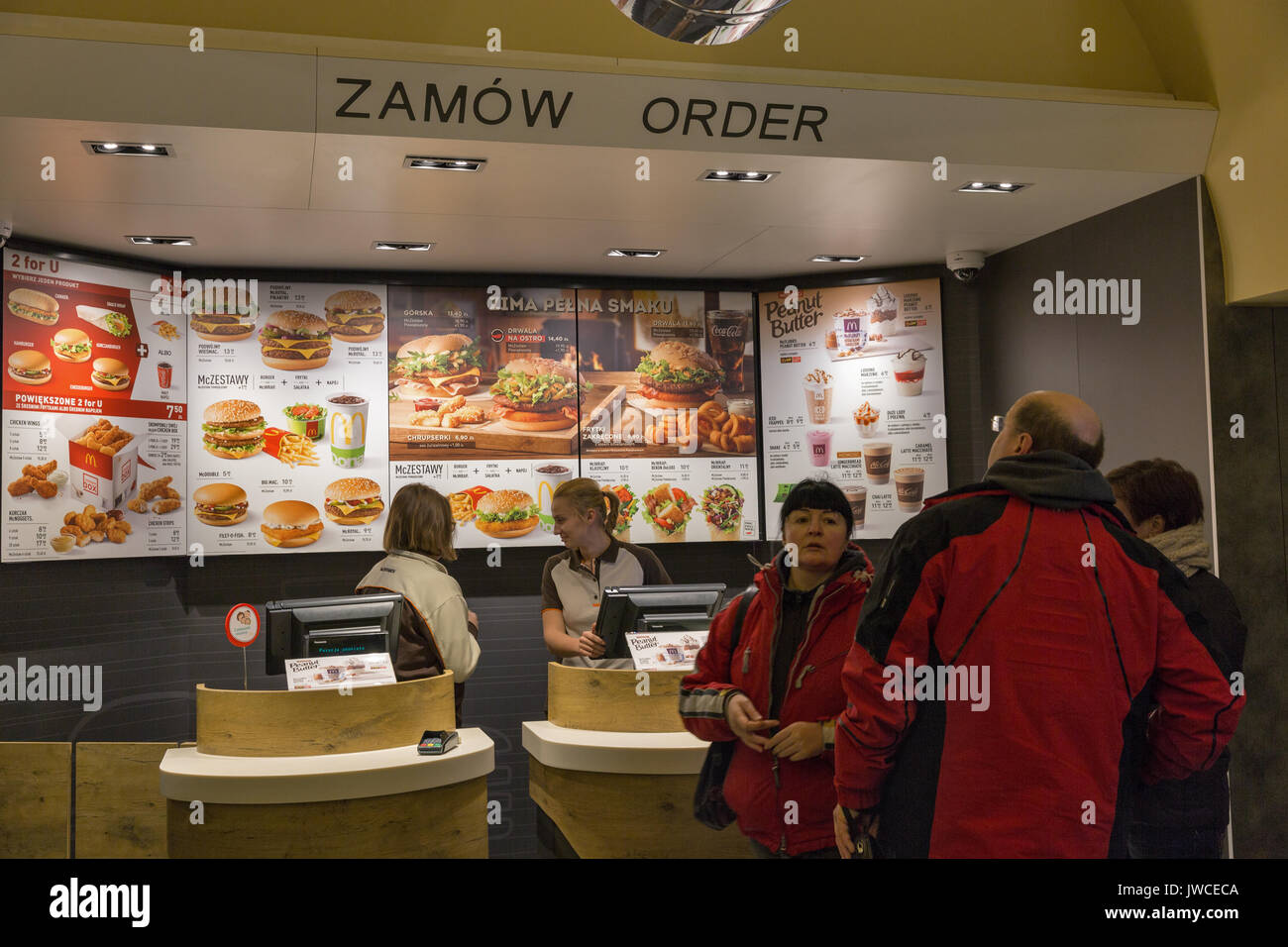 Krakau, Polen - 14 Januar, 2017: unbekannte Menschen besuchen McDonald's Restaurant in der Altstadt. McDonald's ist weltweit die größte Kette von Fast food r Stockfoto