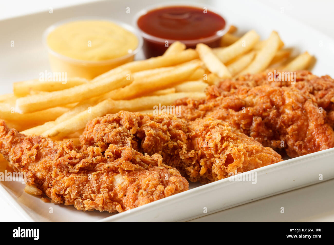 Fried Chicken Finger mit Pommes Frites und Dip Stockfoto