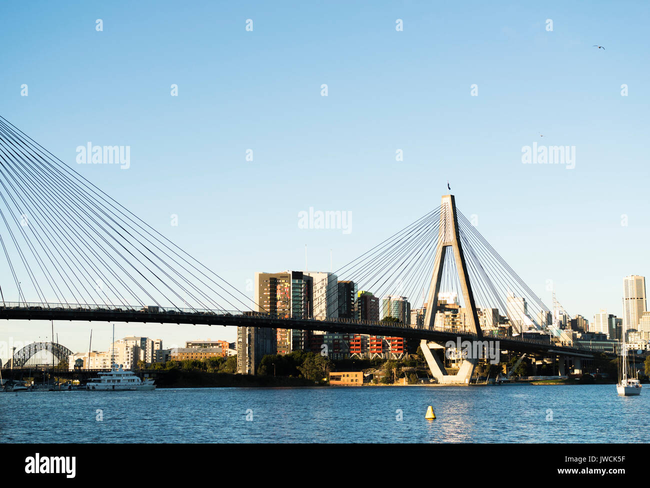 Peak Hour am Anzac Bridge, Sydney, Australien. Wasser Blick auf Sydney Harbour Bridge Stockfoto