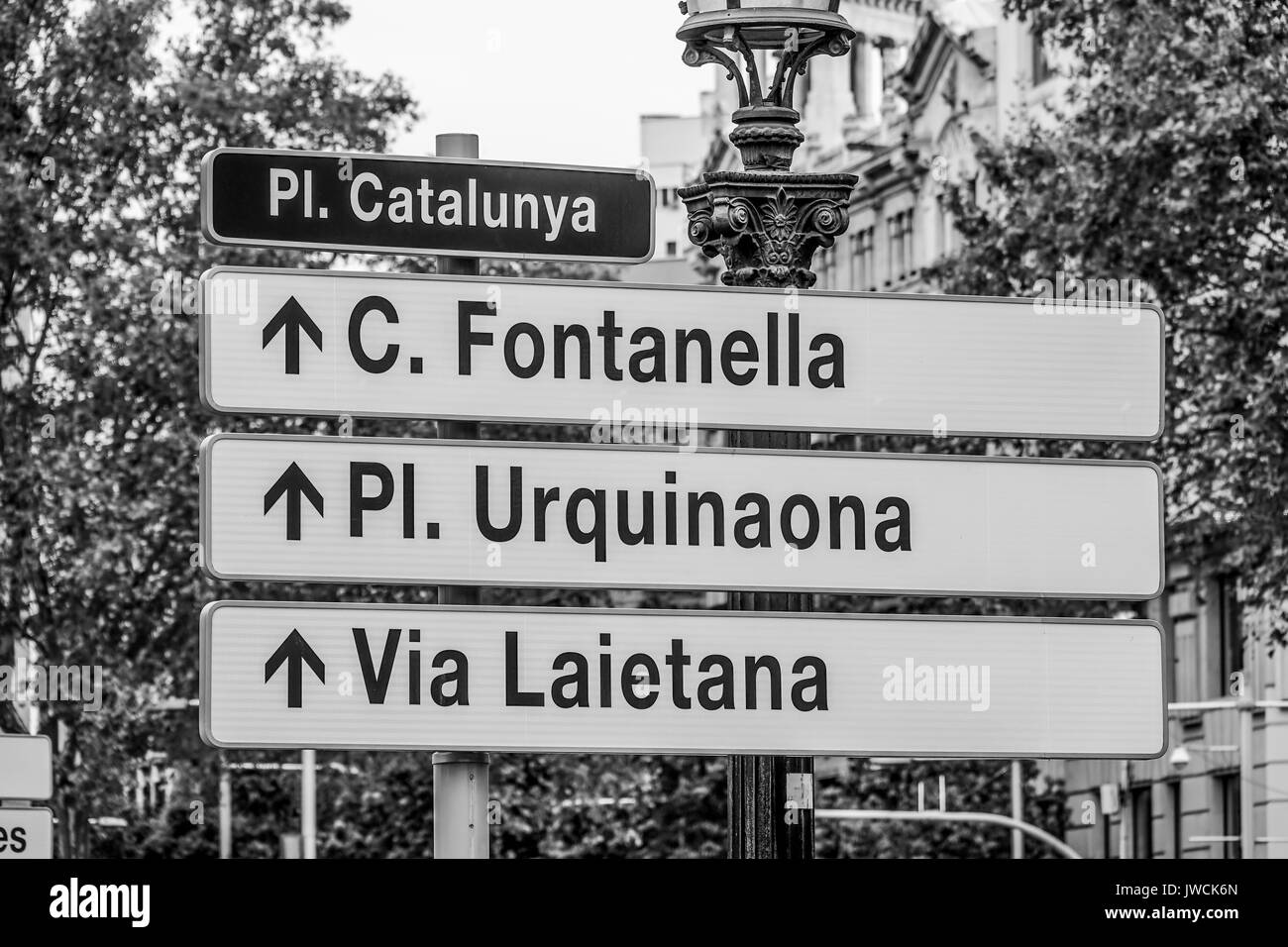 Straßenschilder am Placa de Catalunya in Barcelona Stockfoto