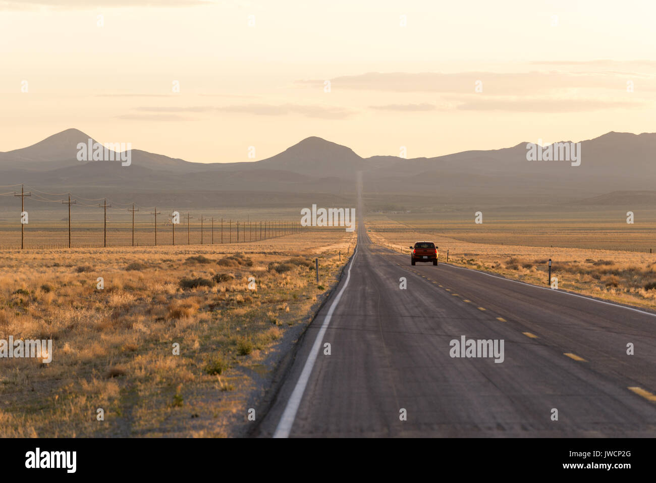 Auto auf einer Landstraße in der Wüste von Nevada. Stockfoto
