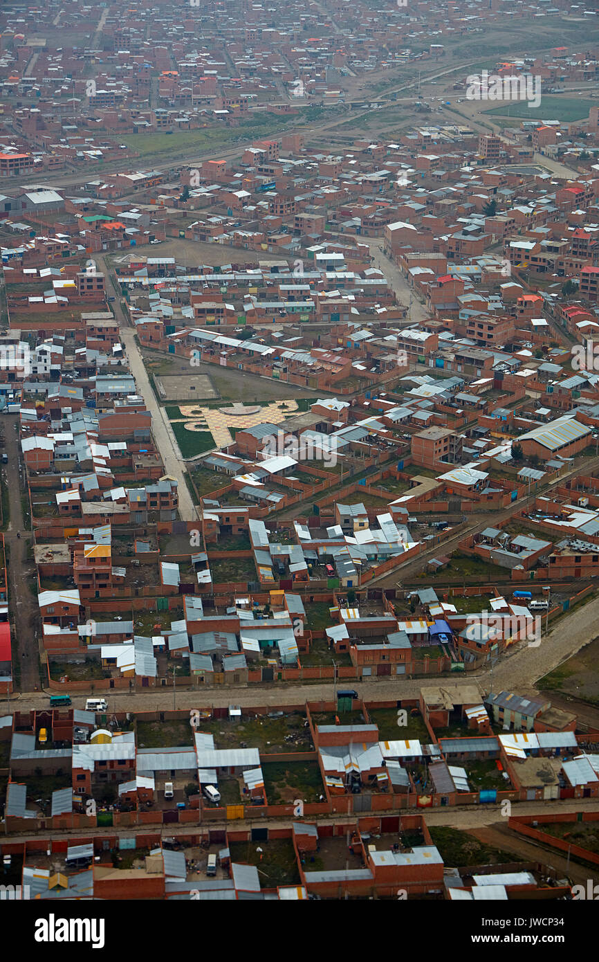 Backsteinbauten von El Alto (4150 m/13,615 ft), La Paz, Bolivien, Südamerika - Antenne Stockfoto