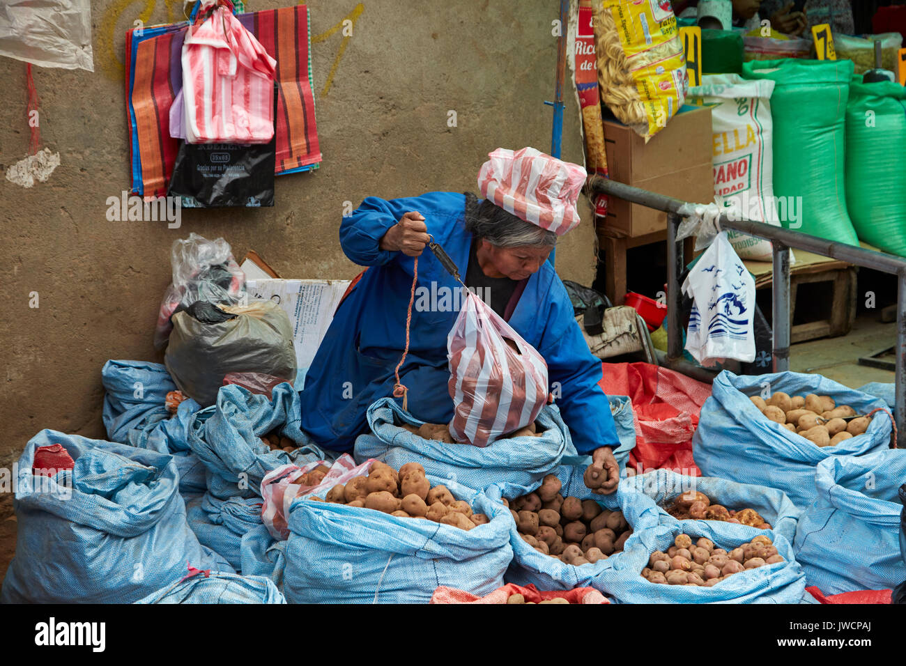 Cholita Verkauf von Kartoffeln, El Alto, La Paz, Bolivien, Südamerika Stockfoto