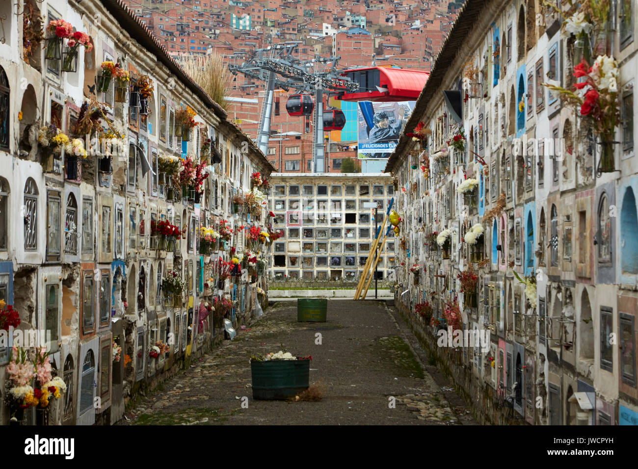 Krypten am Cementerio Allgemein und Seilbahn Teleferico, La Paz, Bolivien, Südamerika Stockfoto