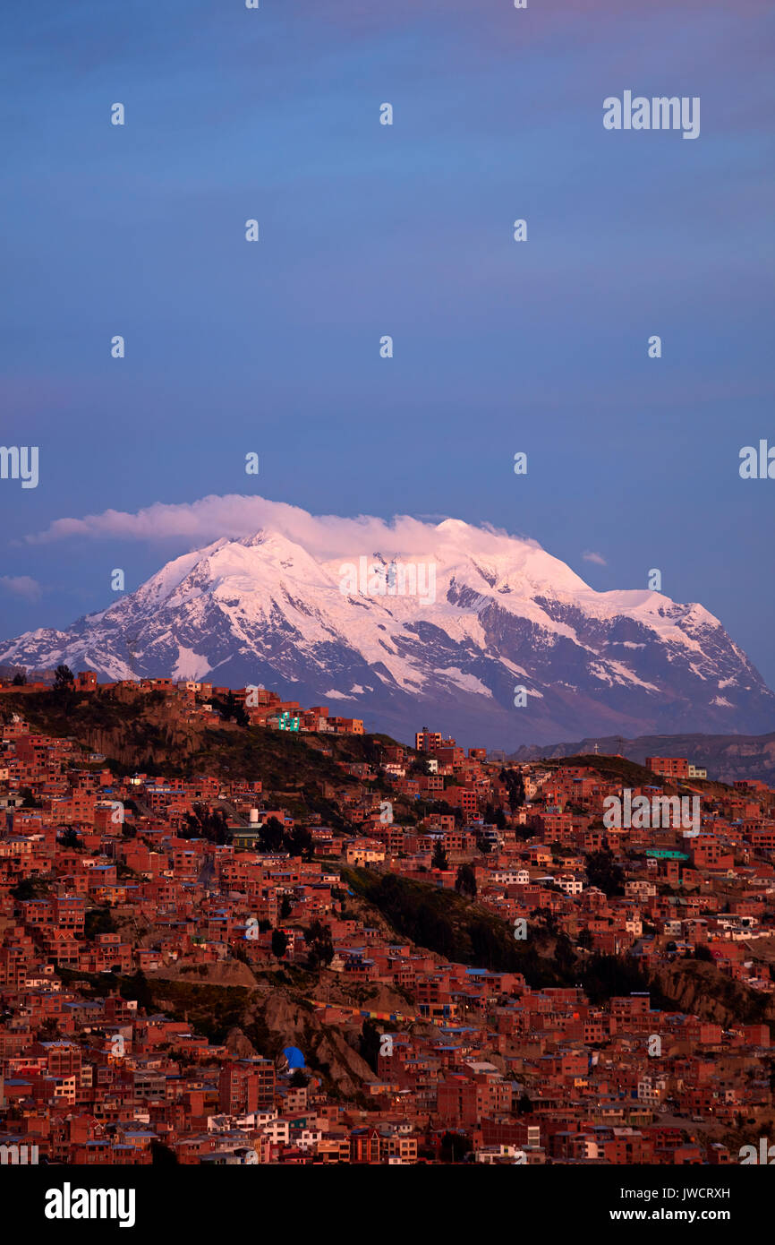 Illimani (6438 m/21,122 ft), und die Häuser von La Paz, Bolivien, Südamerika Stockfoto