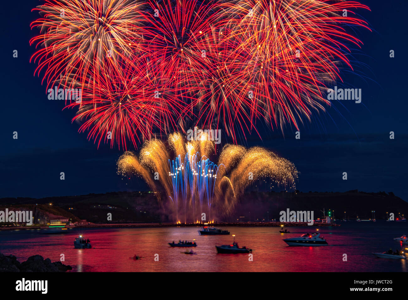 Feuerwerk auf Mountbatten Wellenbrecher Plymouth (UK). Während der Nationalen Feuerwerk Meisterschaften übernommen. Stockfoto