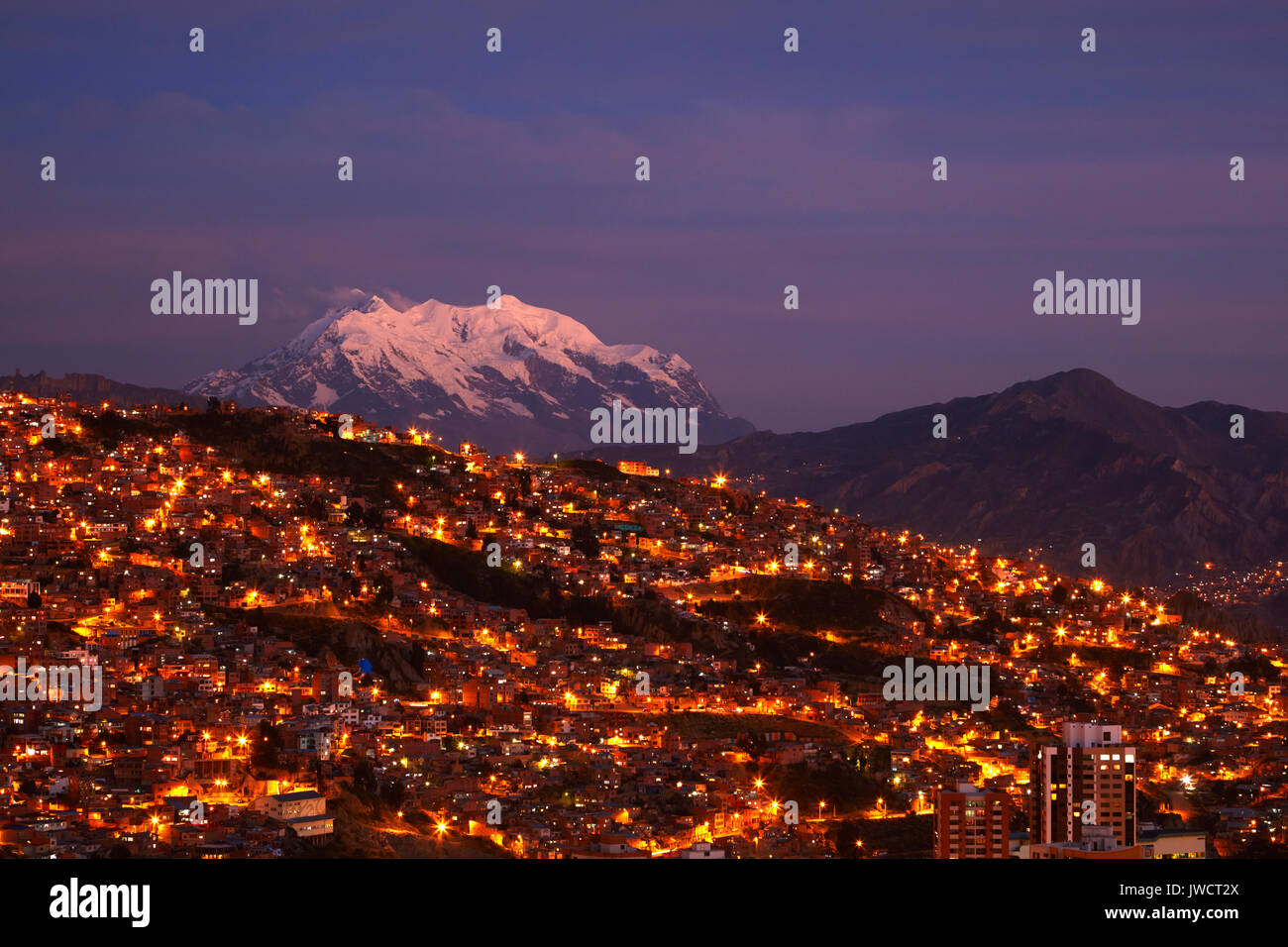 Letztes Licht auf Illimani (6438 m/21,122 ft), und die Lichter von La Paz, Bolivien, Südamerika Stockfoto