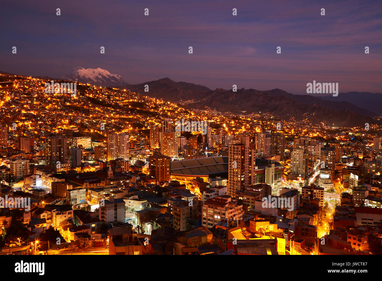 Letztes Licht auf Illimani (6438 m/21,122 ft), und die Lichter von La Paz, Bolivien, Südamerika Stockfoto