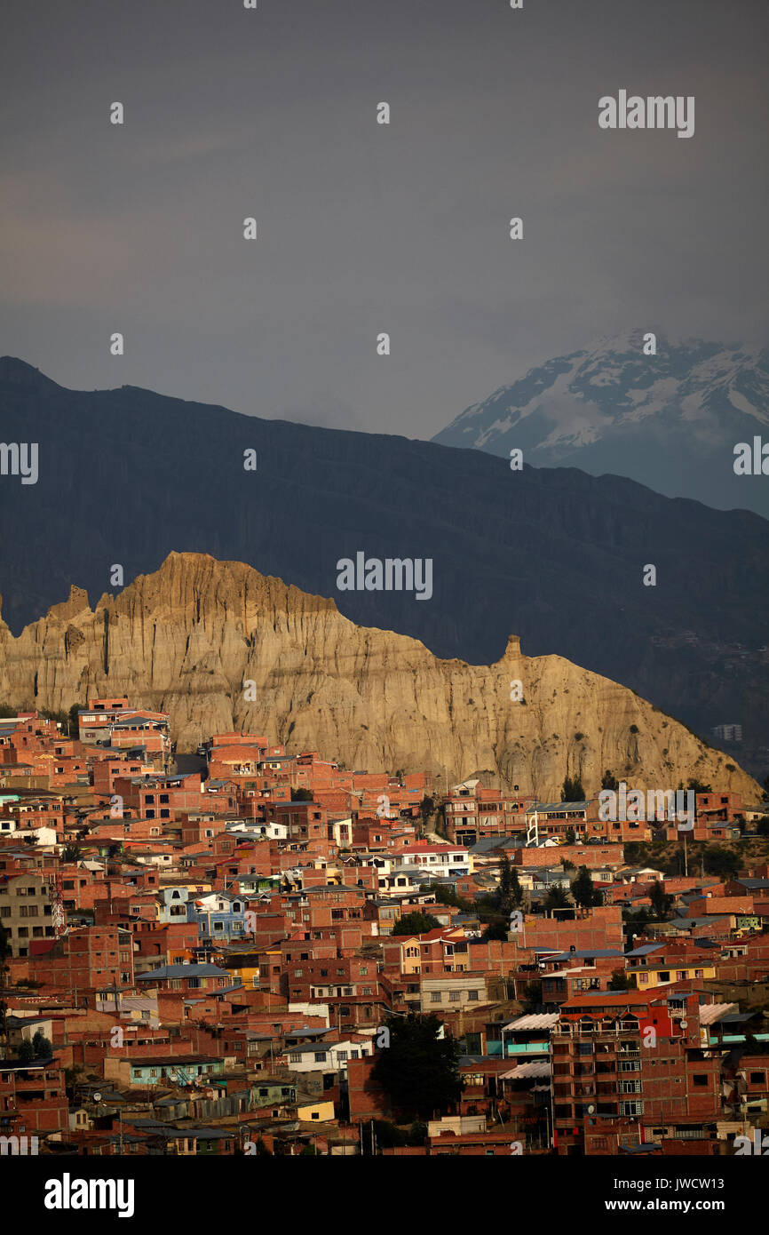 Backsteinhäuser, erodiert Hill und Illimani (6438 m/21,122 ft), La Paz, Bolivien, Südamerika Stockfoto