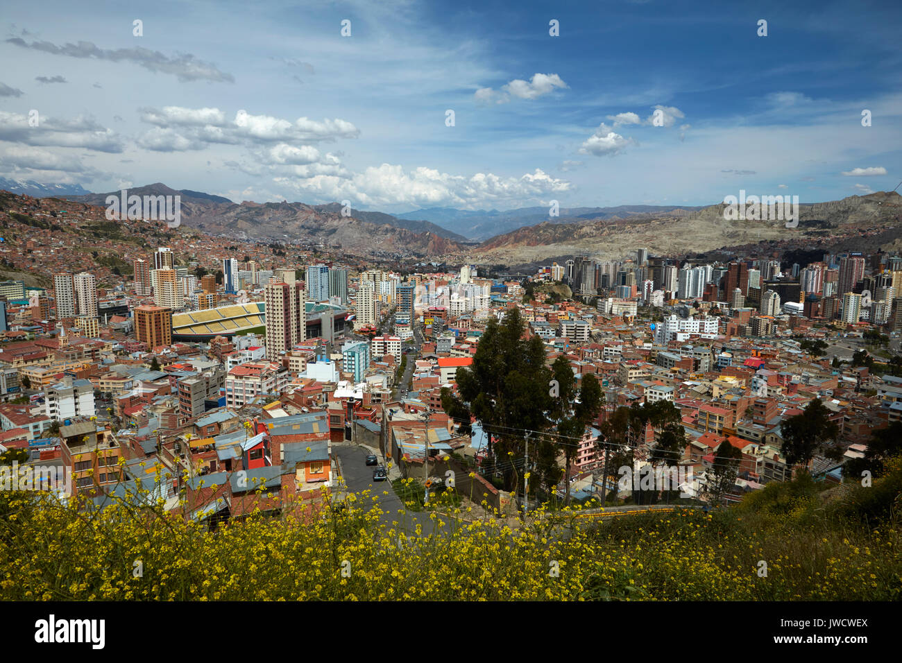 Estadio Olímpico Hernando Siles, und Stadtteil Sopocachi (rechts) von Mirador Killi Killi, La Paz, Bolivien, Südamerika gesehen Stockfoto