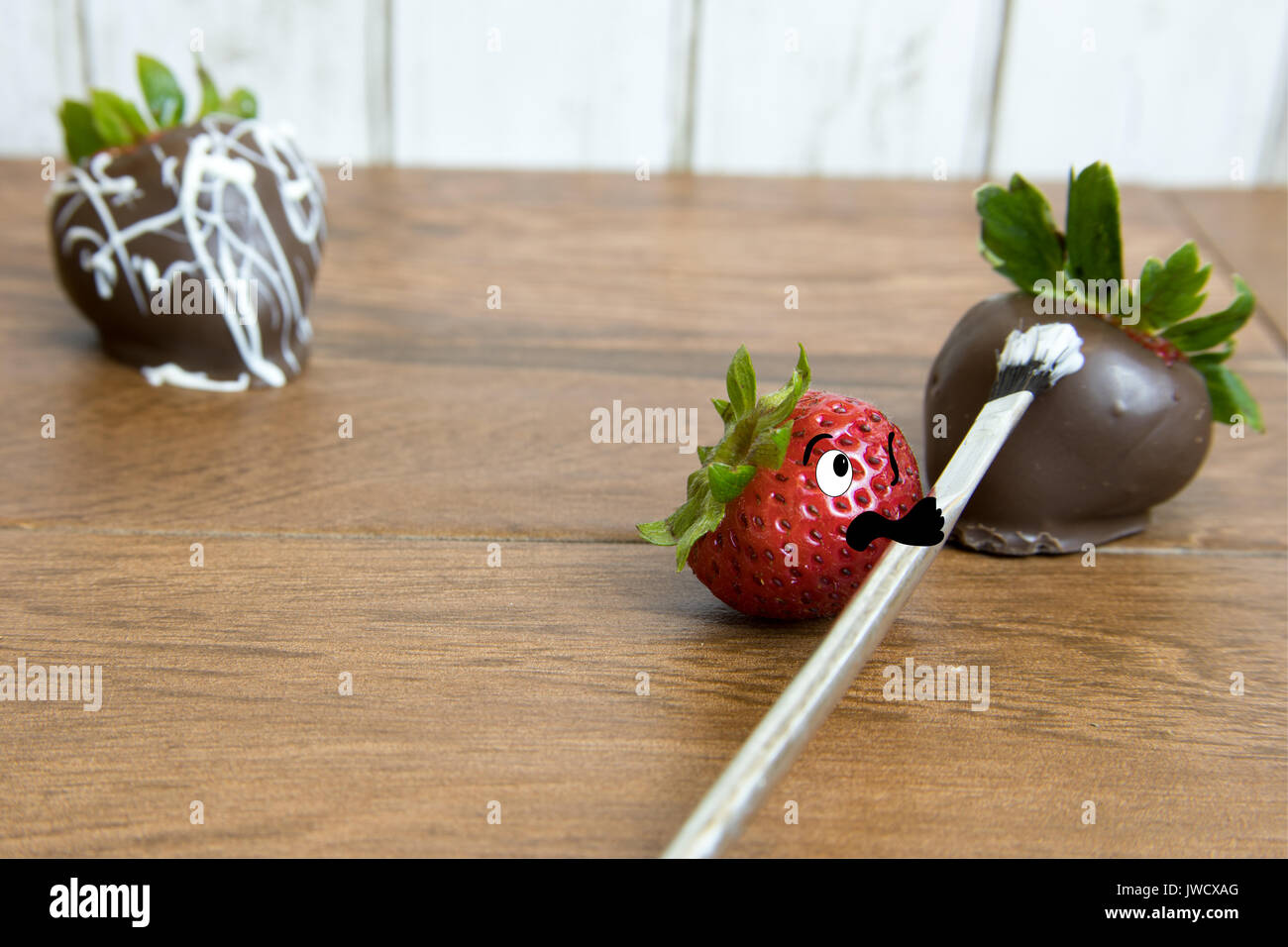 Erdbeere Malerei in Schokolade getauchte Berry in faux Art Klasse. Stockfoto