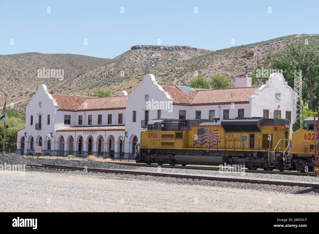 Güterzug nähert sich dem Caliente Railroad Depot in Caliente, Nevada. Stockfoto