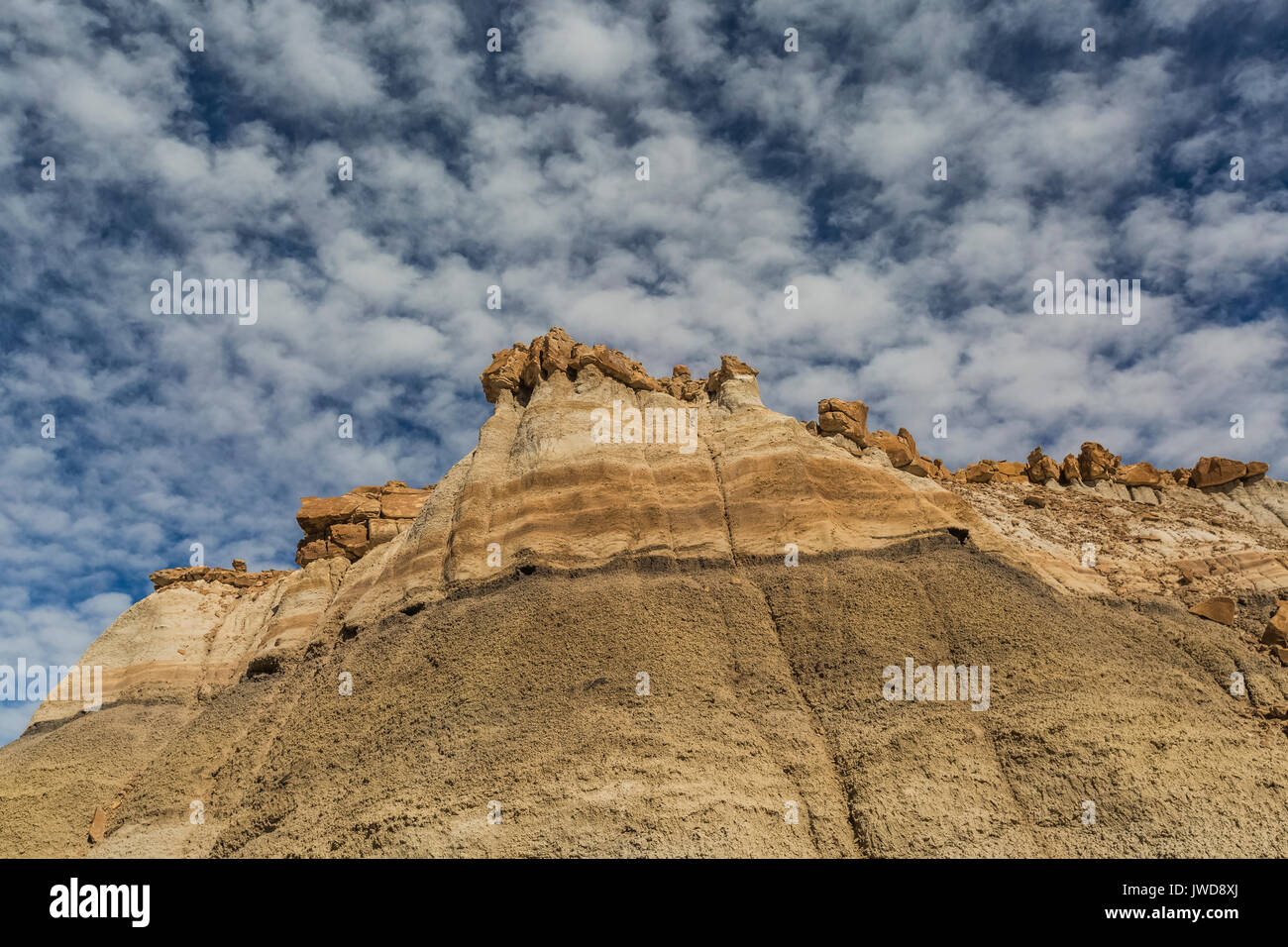 Schichten von Braunkohle und Asche und harten Felsen im/Bisti De-Na-Zin Wilderness in der Nähe von Farmington, New Mexico, USA Stockfoto