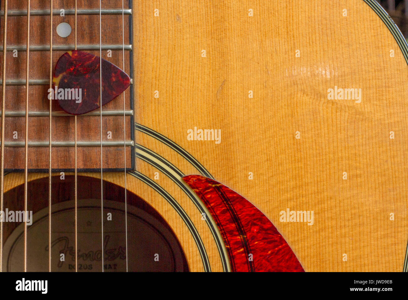 Acoustic Guitar Schalloch und Abholung Stockfoto