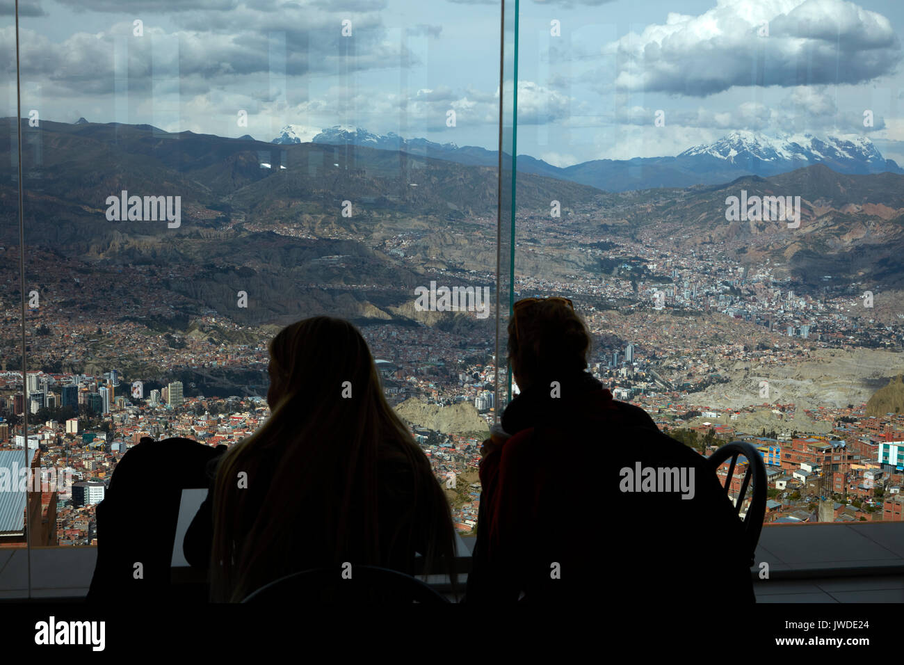 Touristen & Blick auf La Paz und Illimani (6438 m/21,122 ft) von der Oberseite der teleferico am Estacion Teleferico Parque Mirador, La Paz, Bolivien, Südamerika Stockfoto