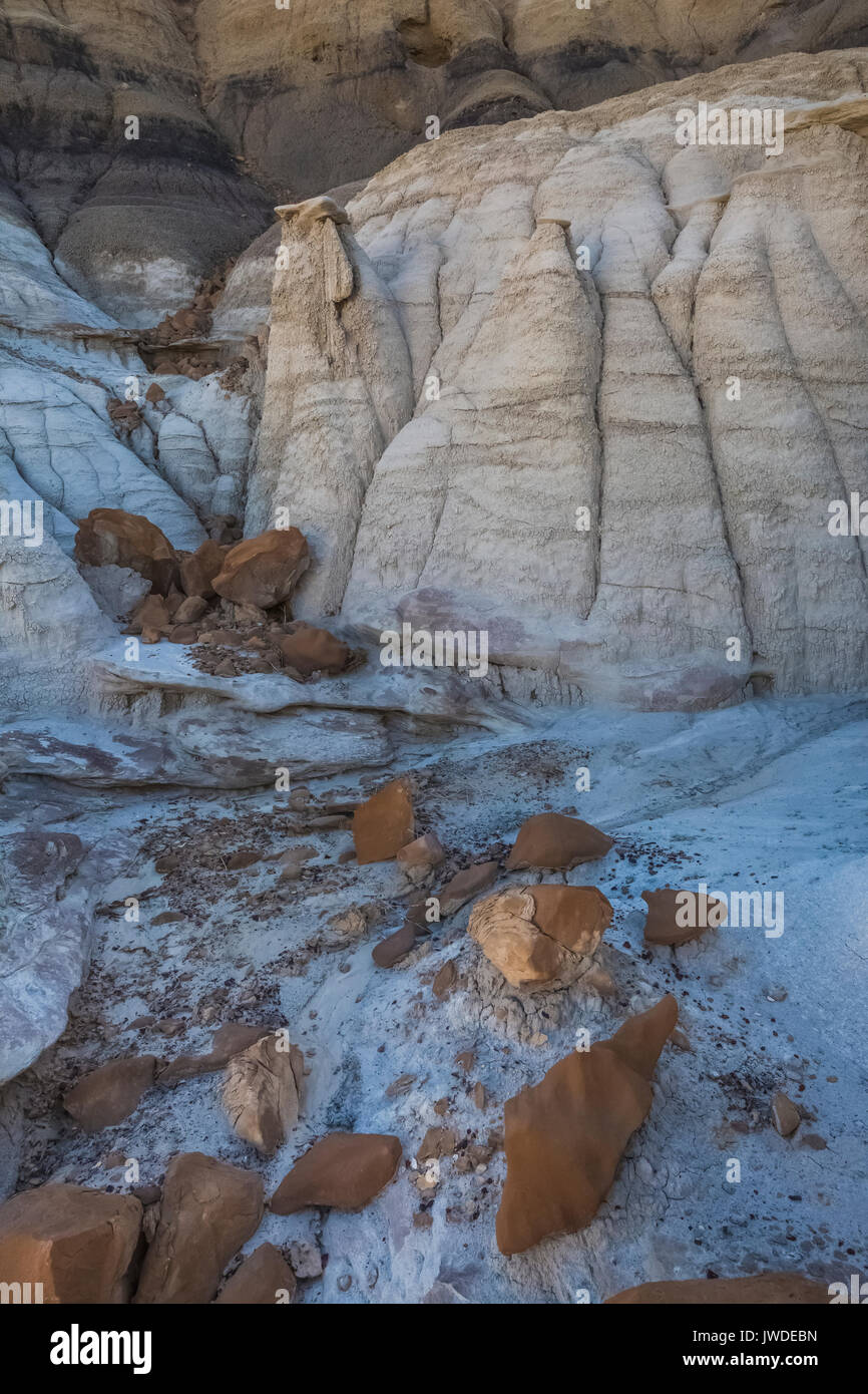 Hard Rocks erosding aus weichem Lehm in der Bisti De-Na-Zin Wilderness / in der Nähe von Farmington, New Mexico, USA Stockfoto