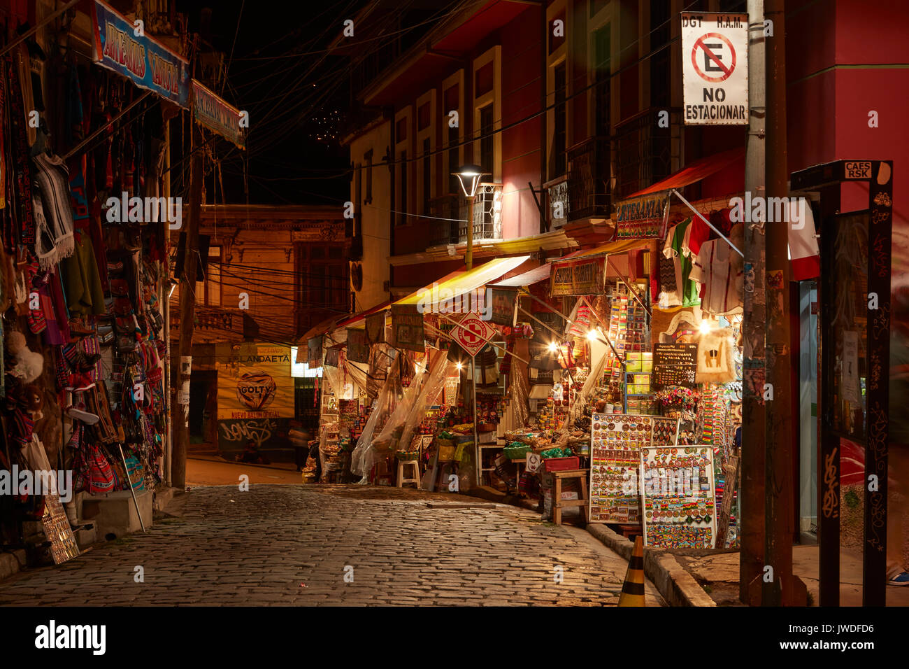 Läden, die Bolivianischen Kunsthandwerk entlang Linares in der Nacht, Hexen Markt, La Paz, Bolivien, Südamerika Stockfoto