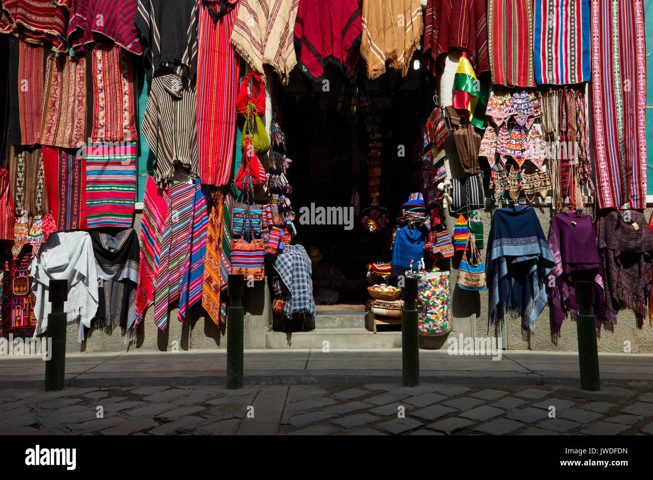 Verkauf von Kunsthandwerk, Hexenmarkt Bolivien, La Paz, Bolivien, Südamerika Stockfoto