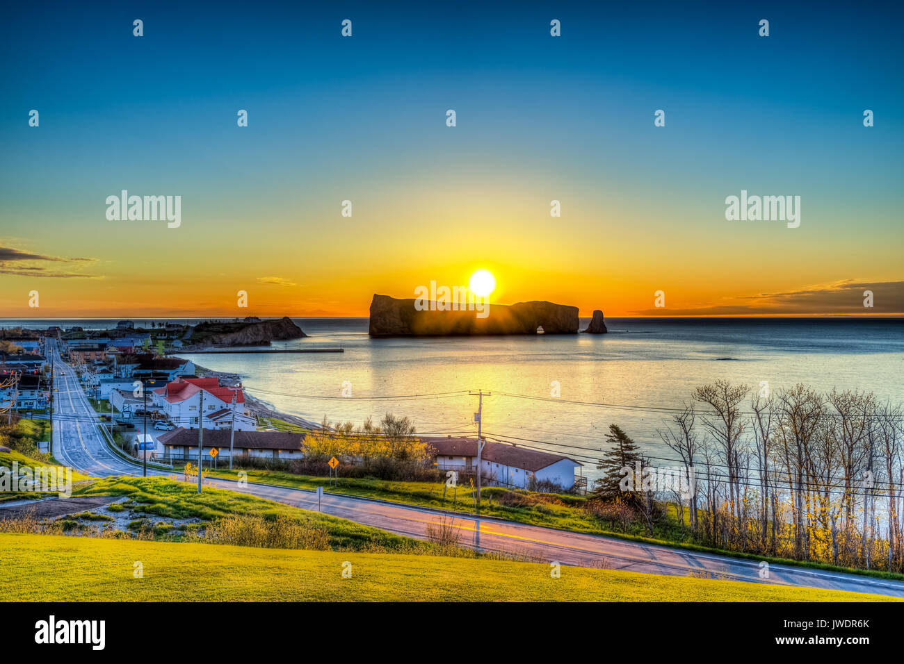 Berühmte Rocher Percé Rock in Gaspe Halbinsel, Quebec, Kanada, Gaspesie Region mit Stadtbild bei Sonnenaufgang und Sun Stockfoto