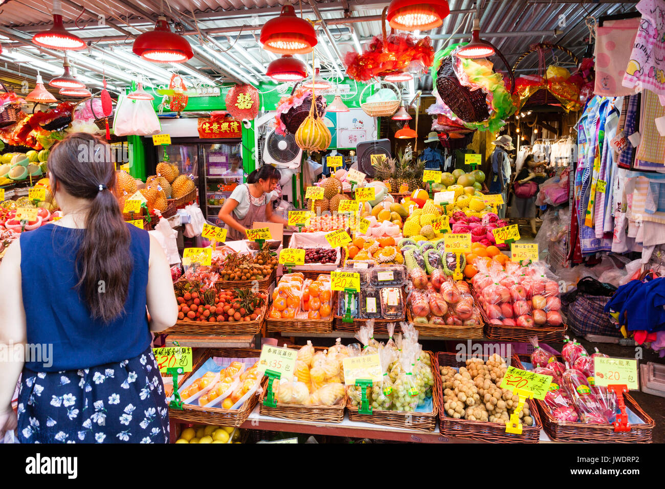 Hongkong - 10. Juli 2017: einem Straßenhändler verkaufen Obst in Fa Yuen Street, Mong Kok. Die Gegend ist eine beliebte Straßenmarkt, wo die Besucher zum Shop f Stockfoto