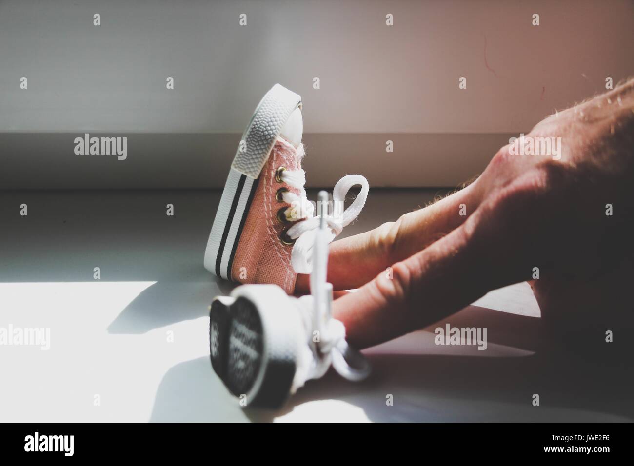 Textur in der Sonne geknackt eine weiße Wand. Stockfoto