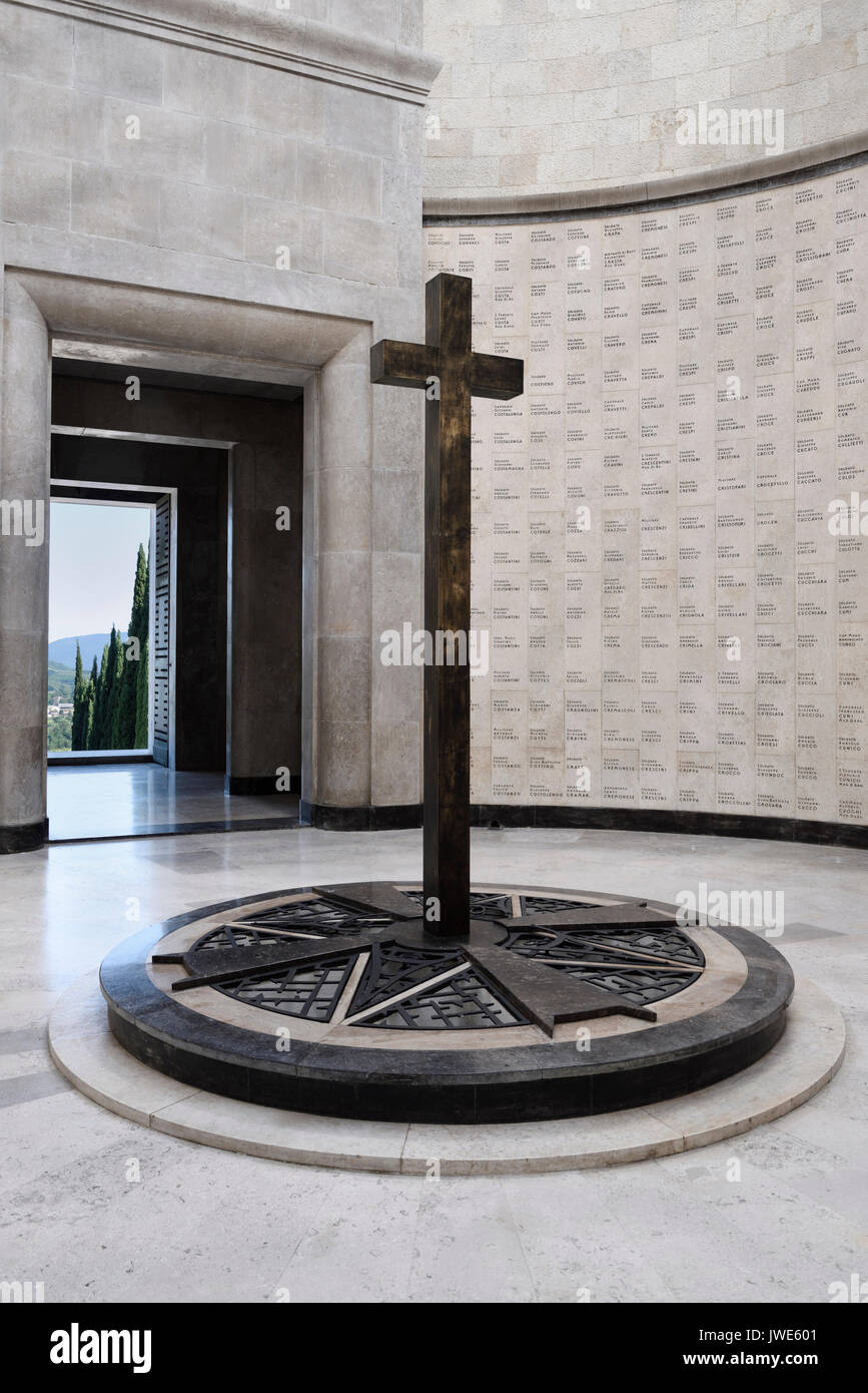 Zentrale Kreuz mit Namen der interred am Kriegerdenkmal für die Gefallenen des Zweiten Weltkrieges ich Oslavia Italien Stockfoto