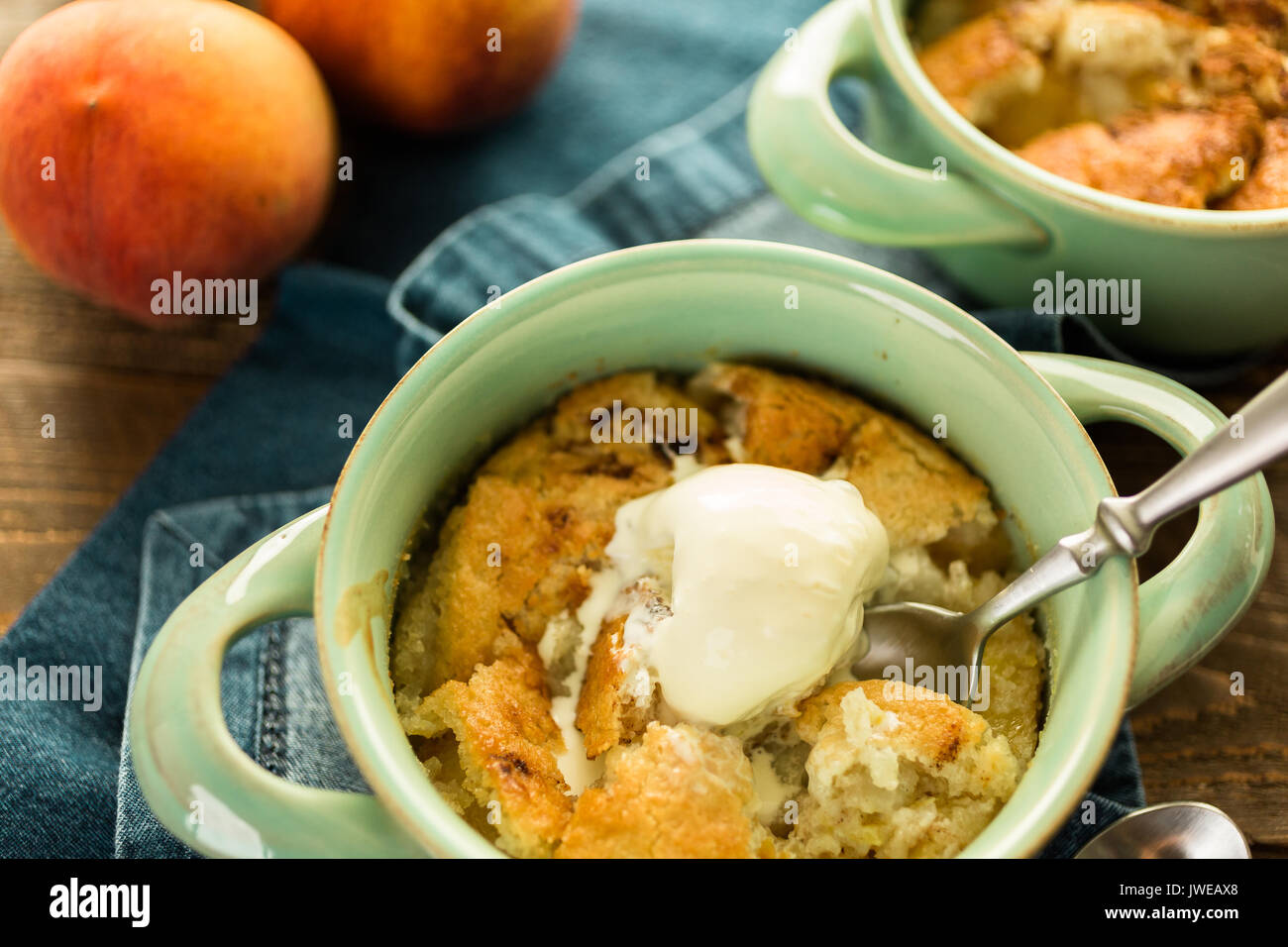 Frisch gebackene Peach cobbler mit Kugel Vanilleeis. Stockfoto