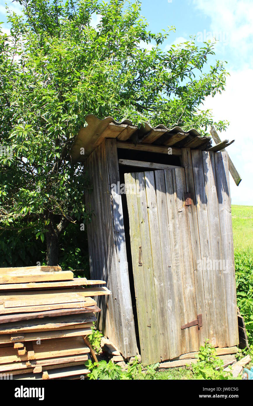 Ländliche wc ist krumm unter den Baum. Stockfoto