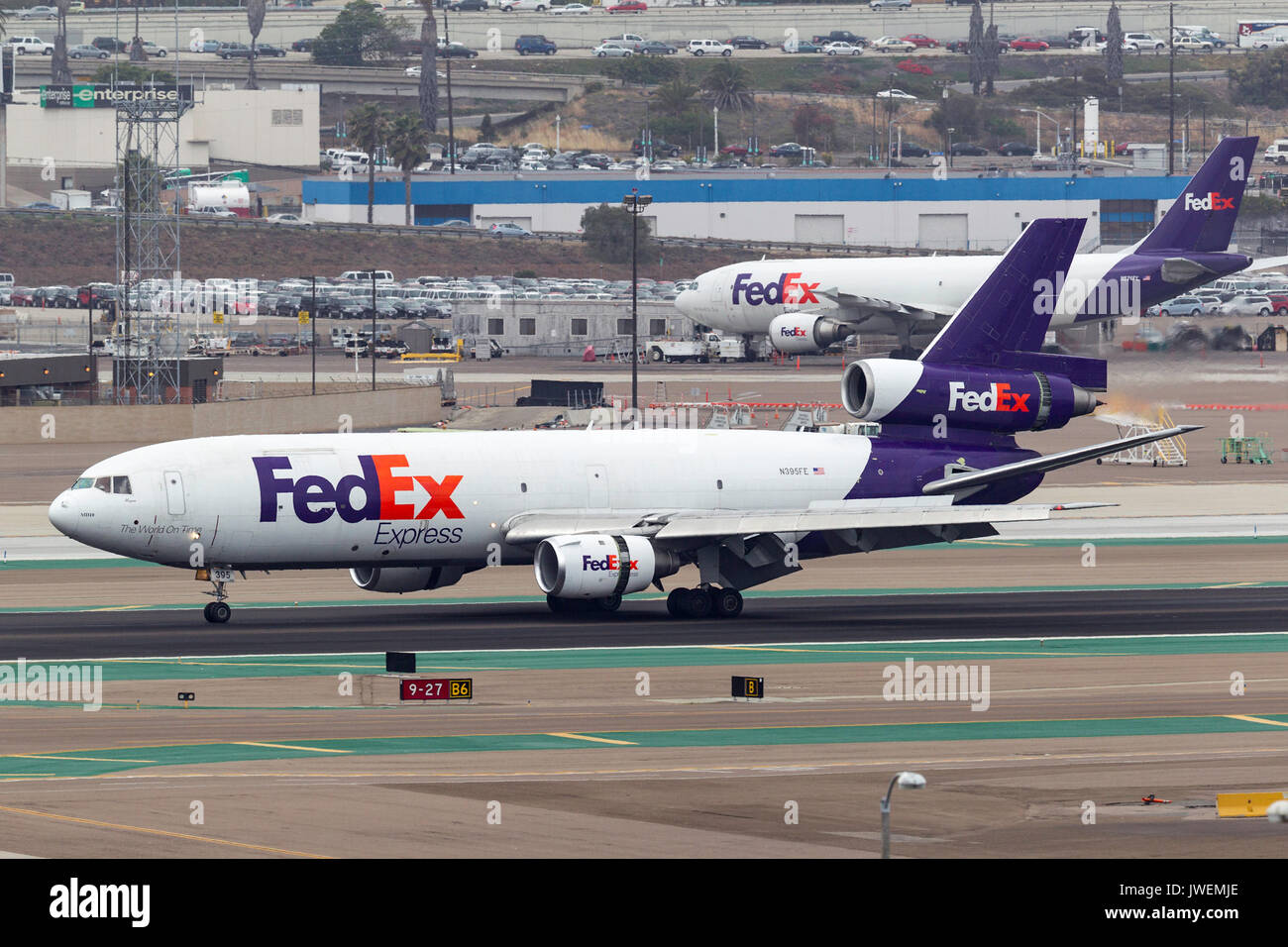 Federal Express (Fedex) Mcdonnell Douglas MD-10-10 f n 395 fe an der San Diego International Airport ankommen. Stockfoto
