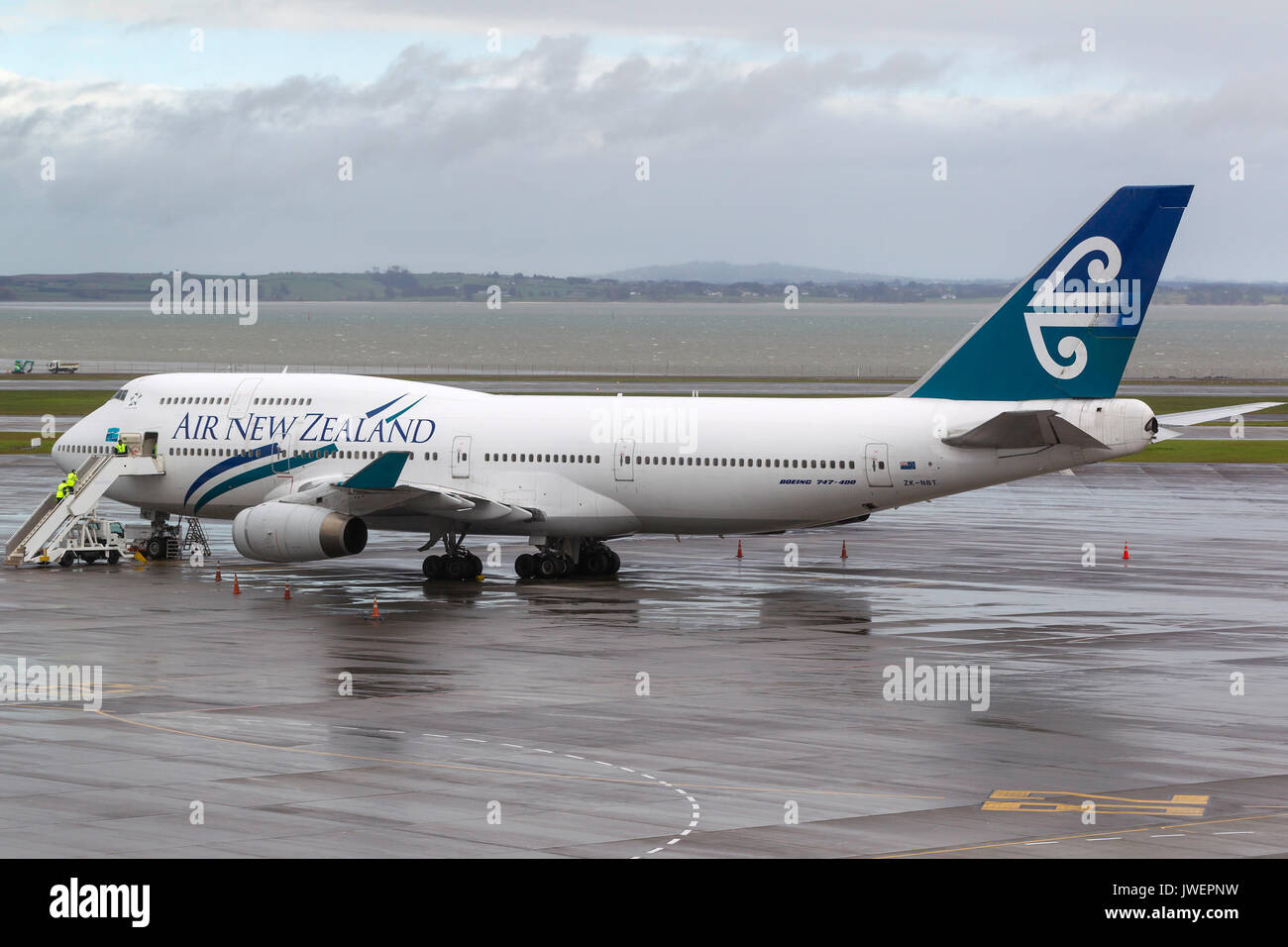 Boeing 747-419 Air New Zealand zk-nbt auf der Rollbahn am internationalen Flughafen Auckland. Stockfoto