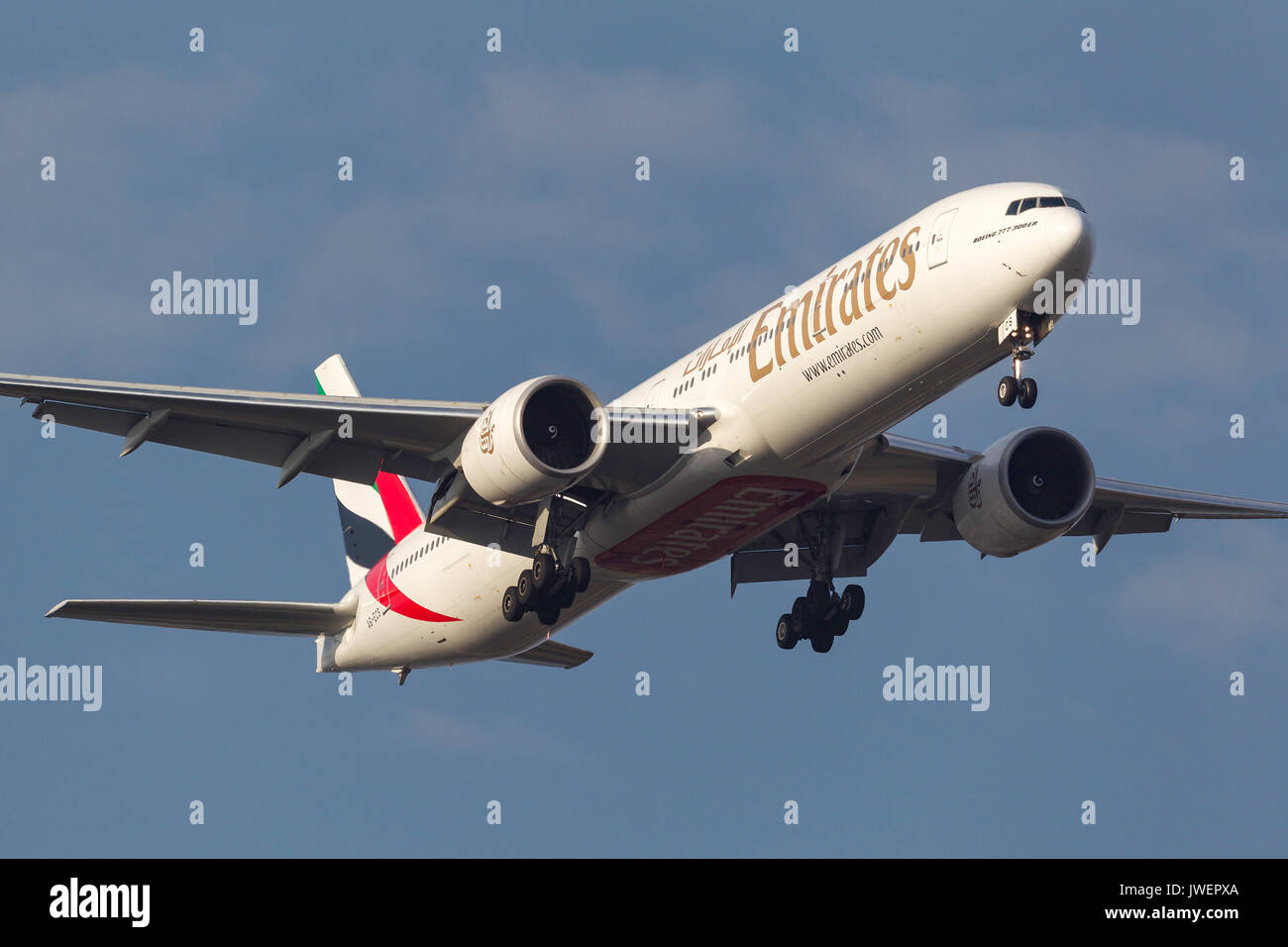 Emirates Boeing 777-31 h/er ein 6-Ecs auf Ansatz am Melbourne International Airport zu landen. Stockfoto