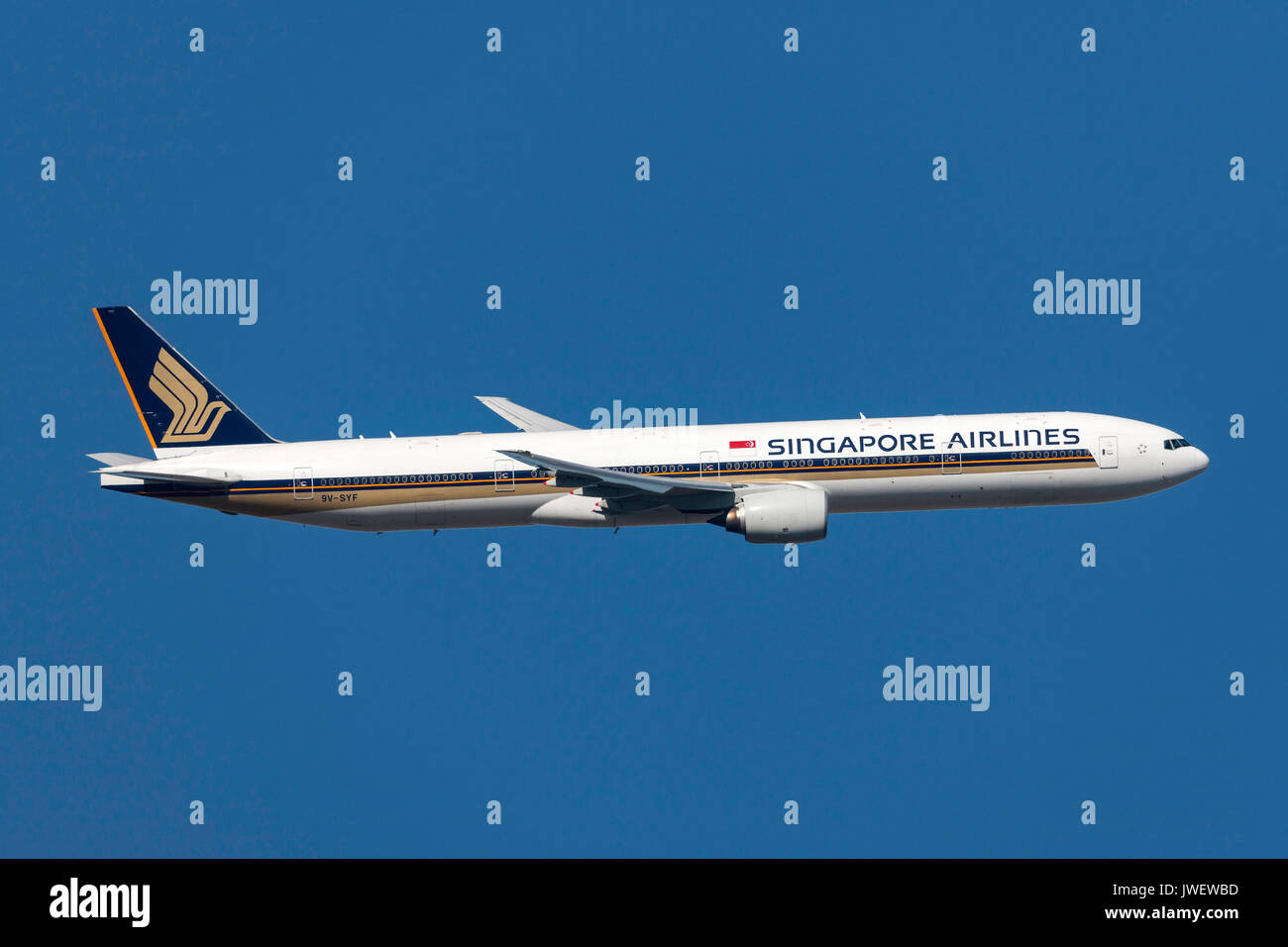 Singapore Airlines Boeing 777-312 9V-SYF Abfahrt Melbourne International Airport. Stockfoto