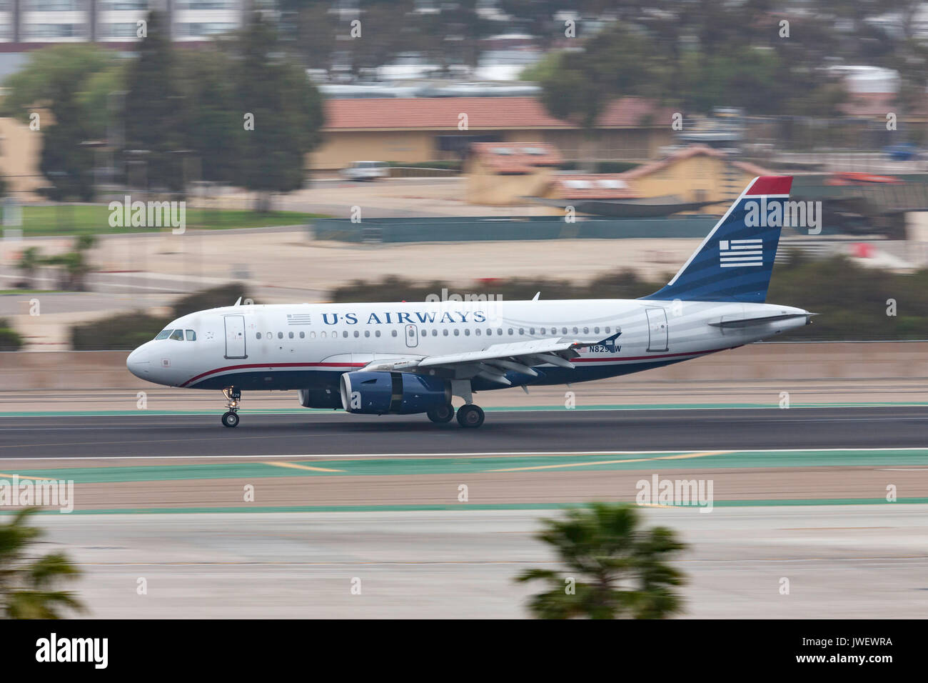 US Airways Airbus A 319-132 an der San Diego International Airport ankommen. Stockfoto