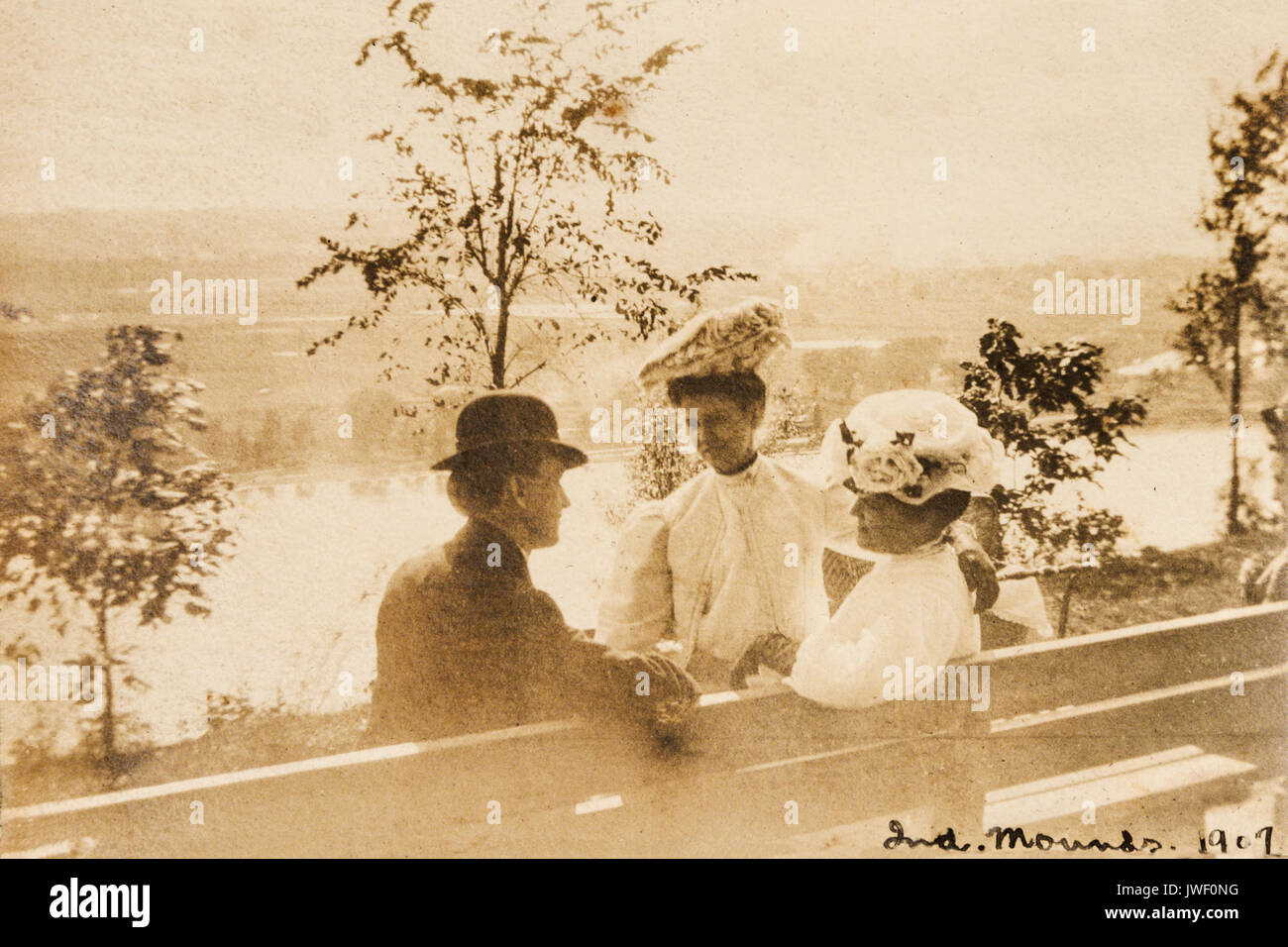 Ein Mann und zwei Frauen an der Indian Mounds Park in St. Paul, Minnesota USA 1907-1908 Stockfoto