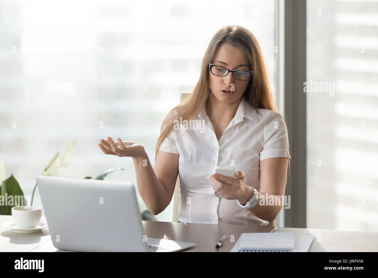 Empört Geschäftsfrau in Problem mit nicht smartpho Stockfoto