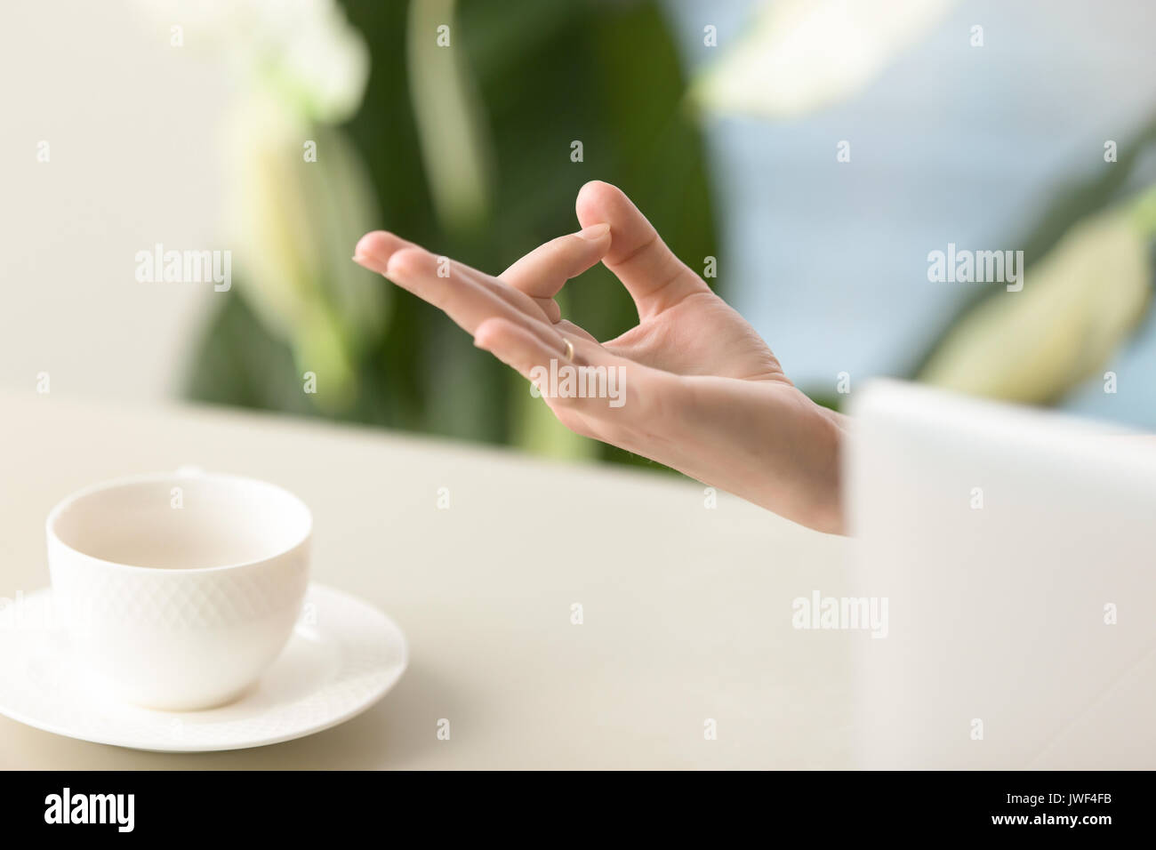 Weibliche Hand in Chin mudra yogischen Geste, Ansicht schließen Stockfoto