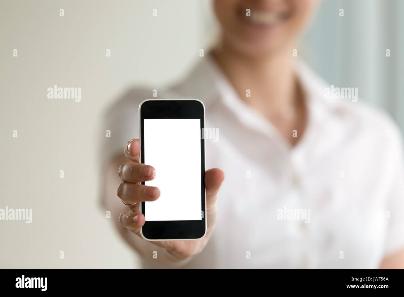 Frau mit Smartphone, mockup Bildschirm für mobile Anzeigen, Kopieren spa Stockfoto