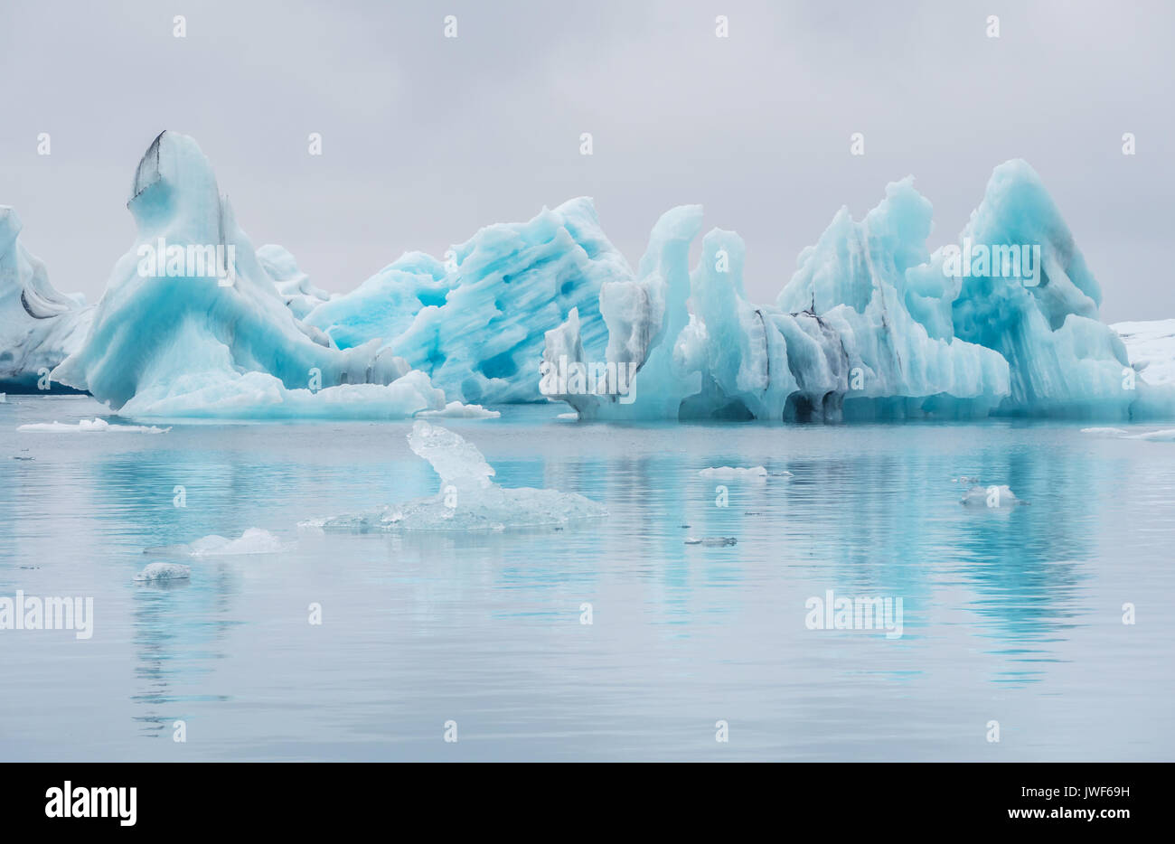 Sehr schönes, helles Blau schwimmende Eisberge in der Gletscherlagune Jokulsarlon, Island driften. Stockfoto
