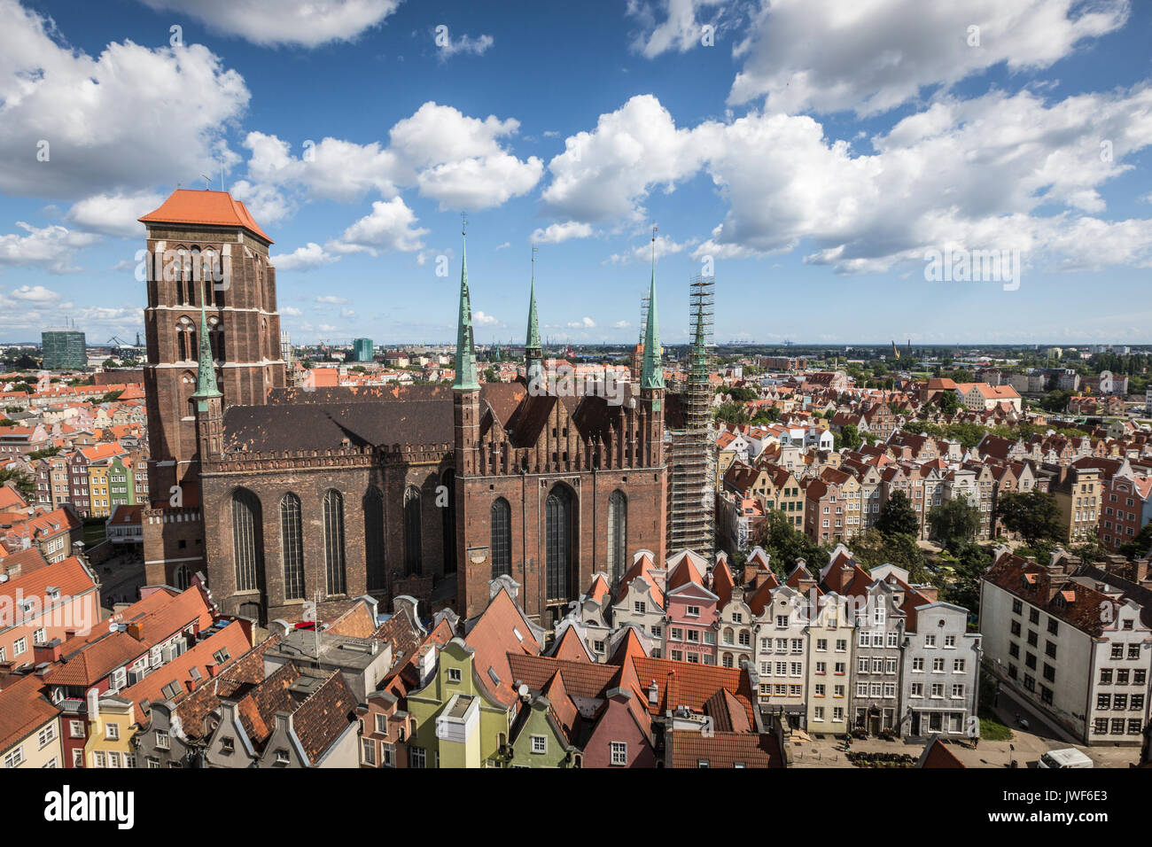 Stadtbild Blick auf die Altstadt mit Saint Marys Kirche auf den Sonnenuntergang in Danzig, Polen Stockfoto