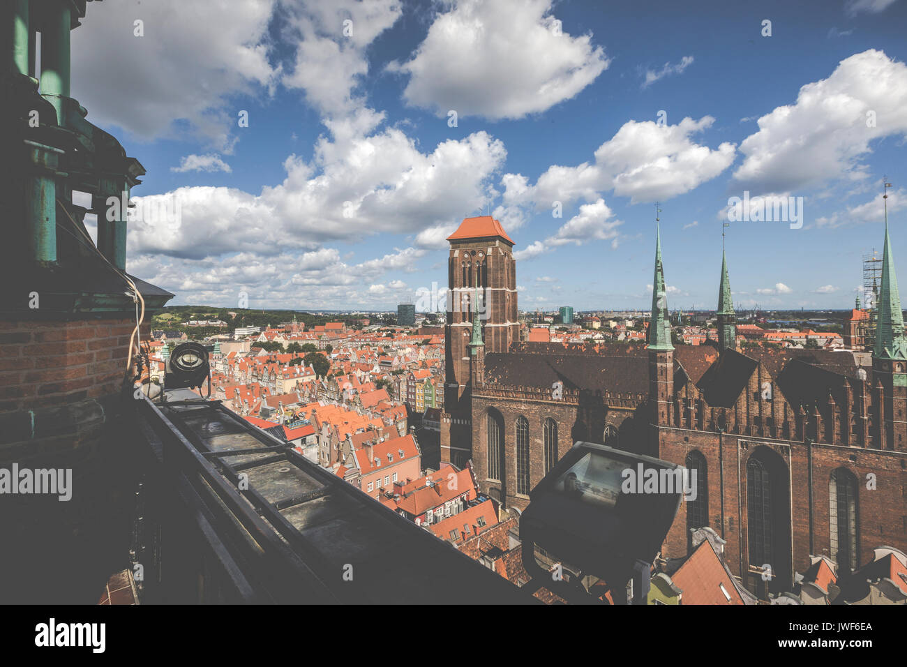 Stadtbild Blick auf die Altstadt mit Saint Marys Kirche auf den Sonnenuntergang in Danzig, Polen Stockfoto