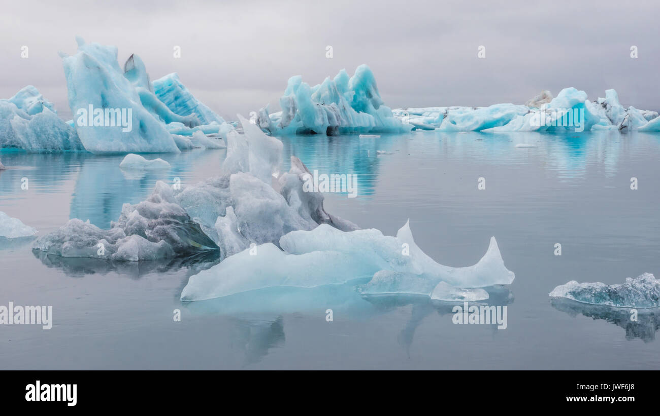 Gruppe von türkisfarbenen Eisberge und Reflexionen im Wasser der Gletscherlagune Jokulsarlon. Island. Stockfoto