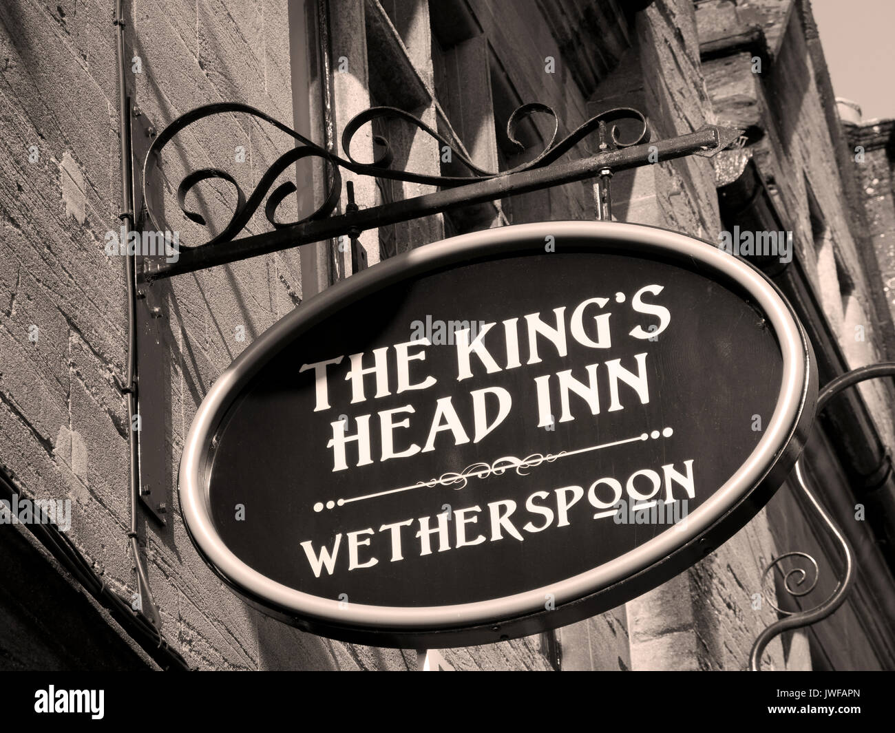 JD Wetherspoon The Kings Head Inn öffentlichen Haus und Hotel Schild über Räumlichkeiten, die Seite ein Gasthaus seit dem fünfzehnten Jahrhundert wurde Stockfoto