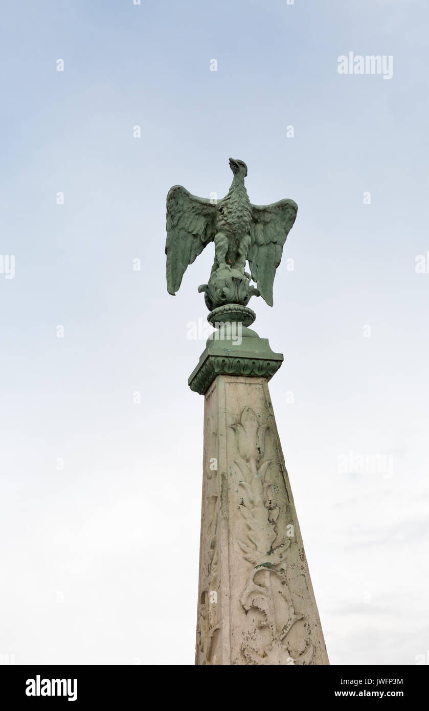Spalte mit Adler Statue. Kirche auf den Felsen am Ufer der Weichsel in das jüdische Viertel Kazimierz. Krakau, Polen. 8. Jahrhundert katholische Kirche und religi Stockfoto