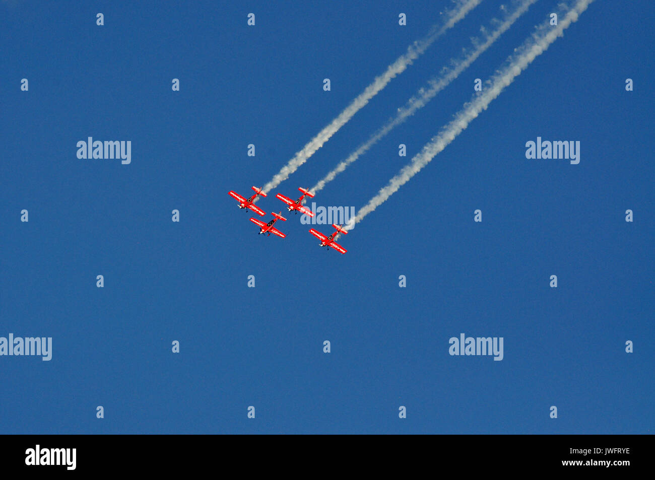 Red Flugzeuge, die in den blauen Himmel Hintergrund während der Airshow in Gdynia, Polen Stockfoto