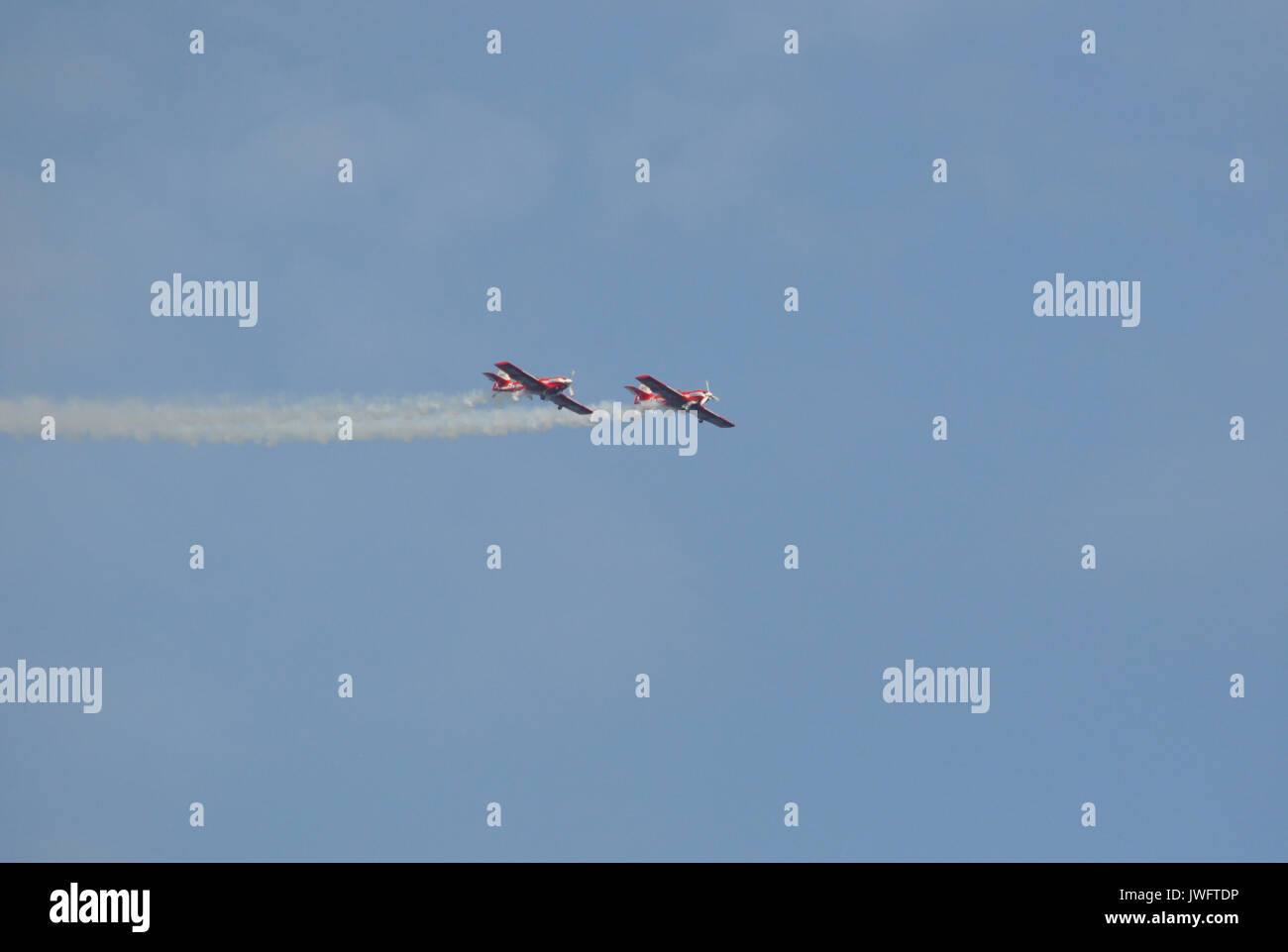 Red Flugzeuge, die in den blauen Himmel Hintergrund während der Airshow in Gdynia, Polen Stockfoto