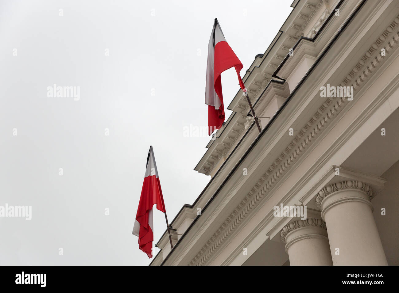 Die polnische Nationale Fahnen mit Trauer ribbon im Freien Stockfoto