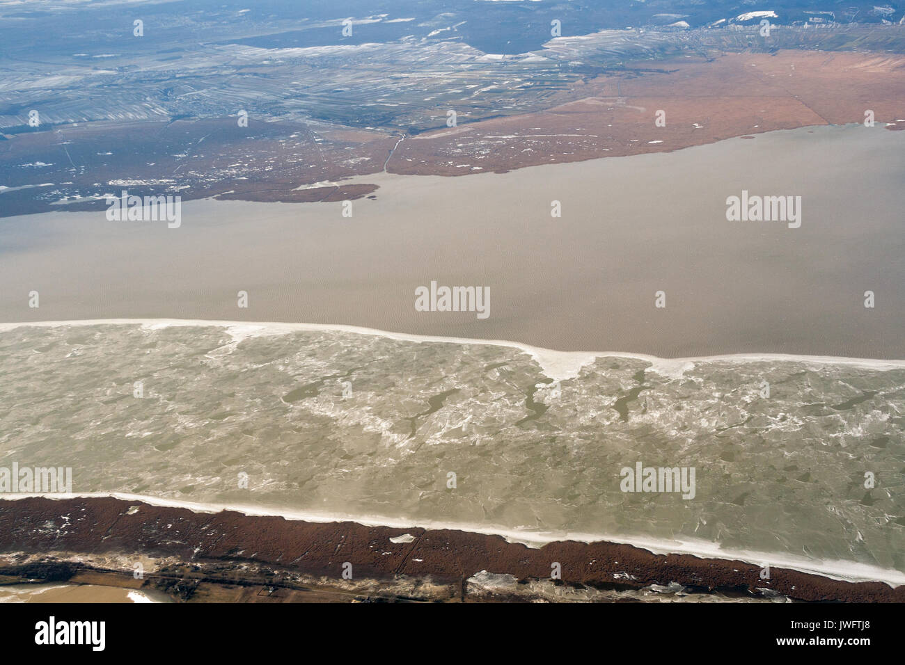 Neusiedler See winter Luftbild an der Grenze zwischen Österreich und Ungarn. Blick aus dem Flugzeug in der Nähe von Wien. Stockfoto