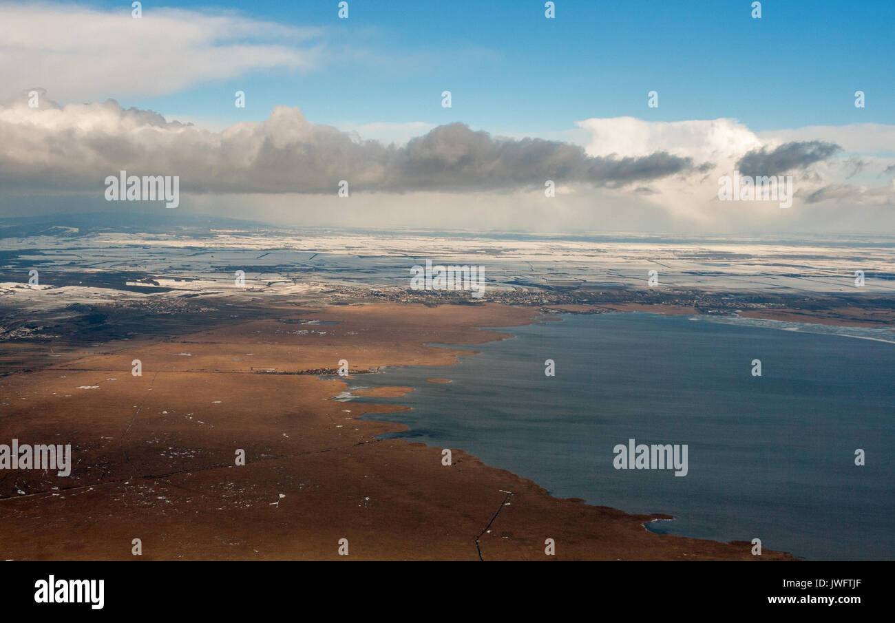 Neusiedler See winter Luftbild mit Segelhafen West und Neusiedl am See Städte an der Grenze zwischen Österreich und Ungarn. Blick aus dem Flugzeug in der Nähe von Stockfoto
