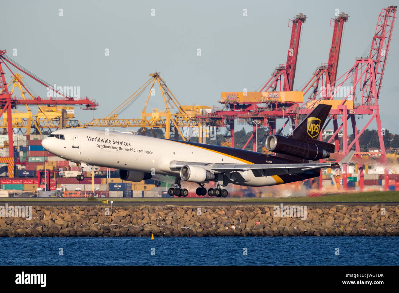 United Parcel Service McDonnell Douglas MD-11-Frachtflugzeuge der Landung am Flughafen Sydney. Stockfoto